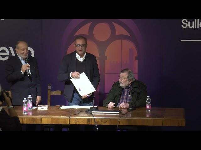 Francesco Guccini riceve la patente di "matto onorario di Gubbio"