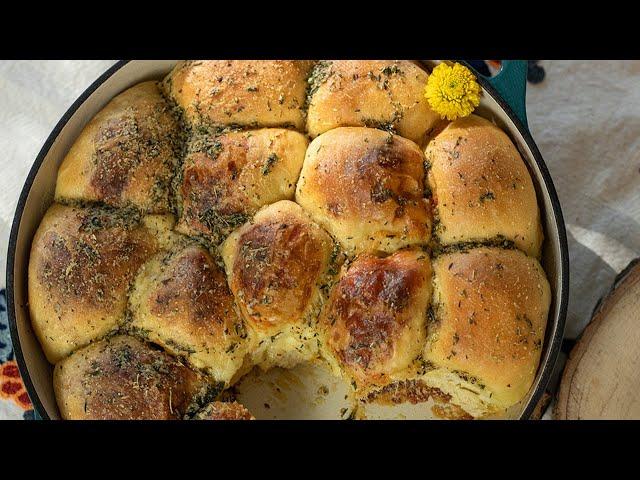 Make these Cheesy Pull-Apart Rolls for Thanksgiving!