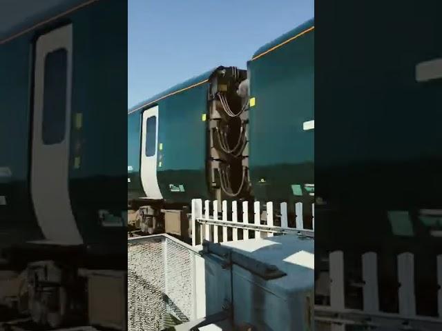 GWR train at a level crossing in Swindon #shorts #gwr