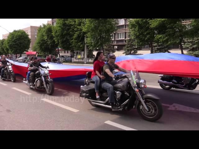 Гигантский флаг ЛНР провезли улицами Луганска