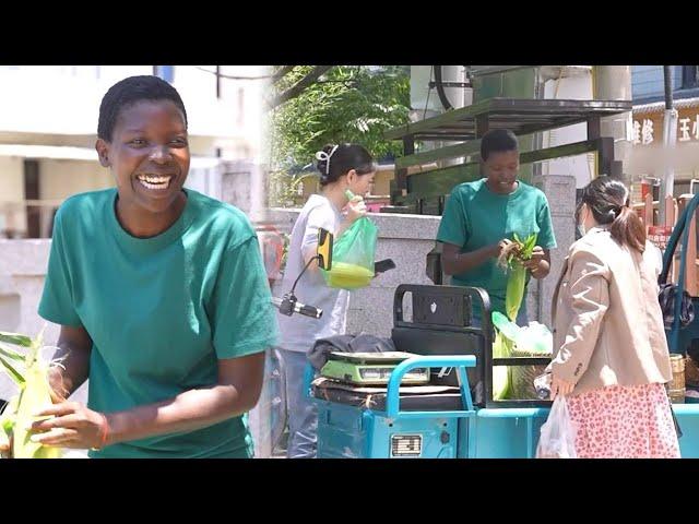 Today, I'm helping auntie sell corn on the street! She's got so much corn