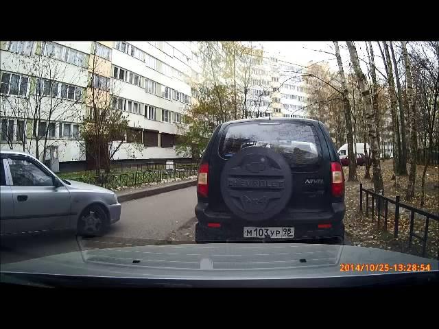 Задел зеркало и уехал
