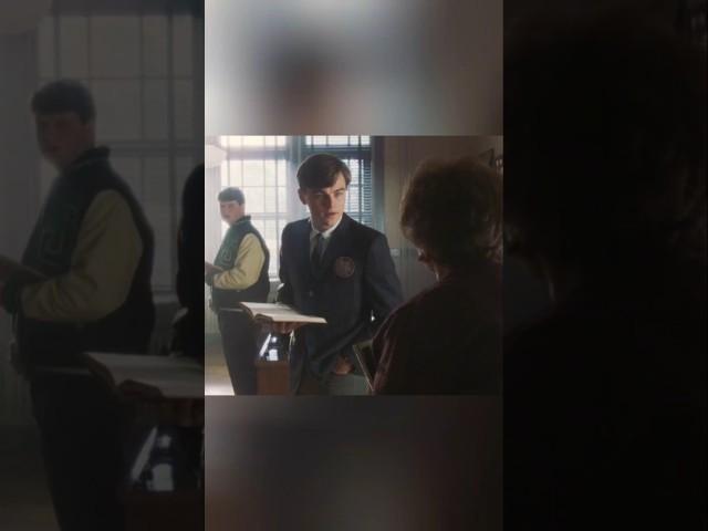 Хитрый  ученик  неделю  притворялся  учителем  в  школе
