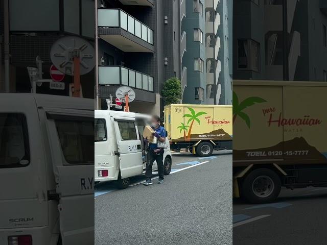 荷物を…足で蹴る配達員