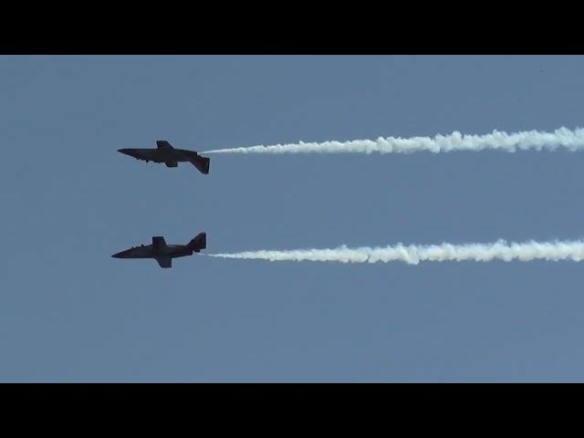 Exhibición aérea Patrulla Águila y Acrobática Paracaidista 16