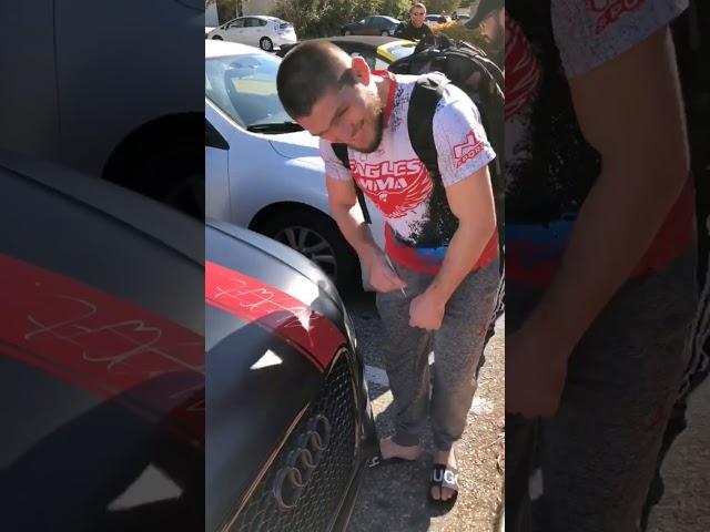 Хабиб Нурмагомедов оставил автограф на автомобиле американского фаната