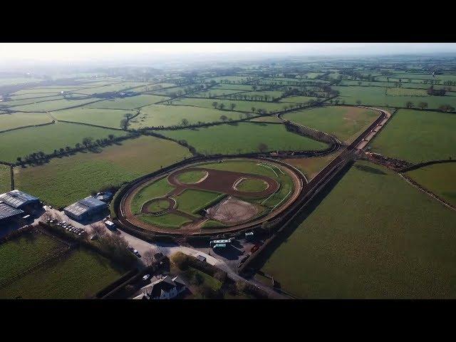 Willie MULLINS : the training center seen filmed by France Sire production
