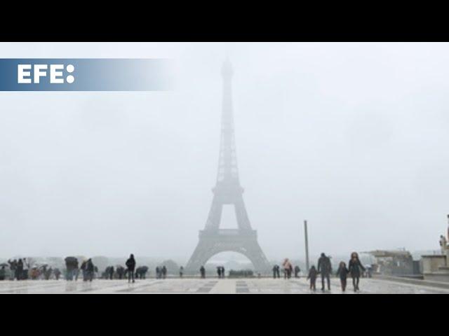 Vuelos cancelados y la torre Eiffel cerrada por el temporal de nieve en París