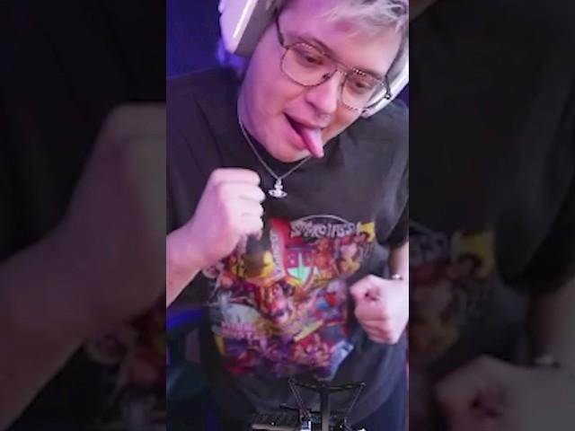 КАК ОН ХОРОШ #шарф #dangerlyoha #twitch #dangernarezka