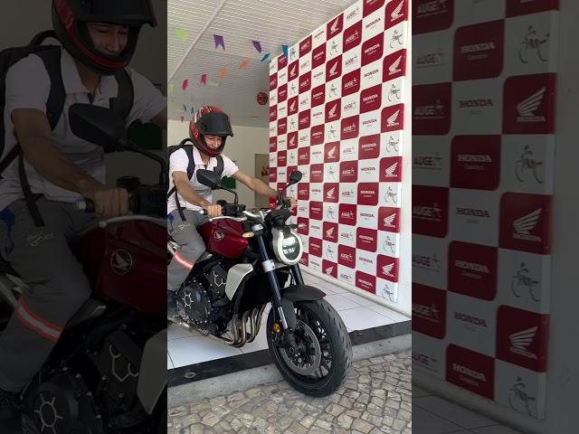 Indo buscar a CB 1000R loja.
