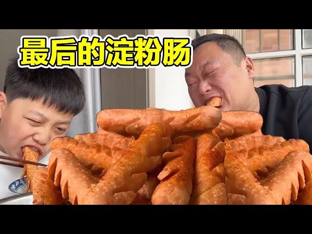 Fat Dragon and his son fried the 20 starch sausages left in the house  and they ate it with instant