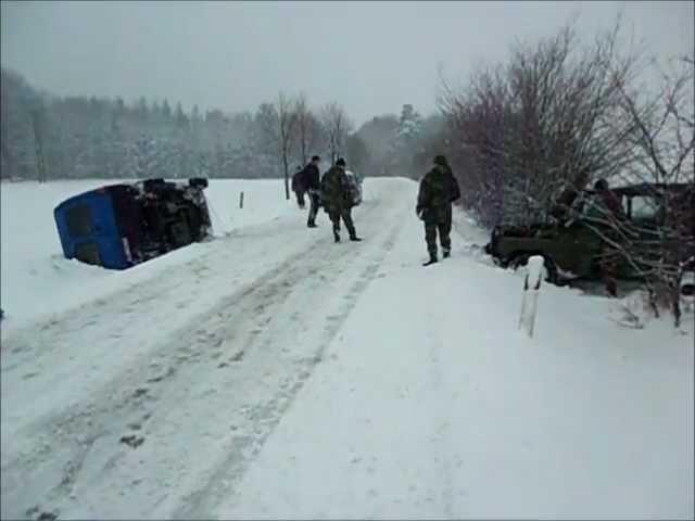 UAZ 469 s navijákem versus Ford Transit