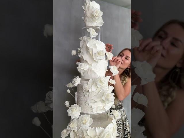 Learn how to make sugar roses online https://academy.ekats.com.au/courses/sugar-rose #ekats #cakes