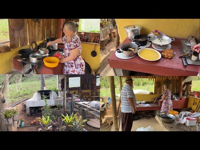 HOJE FOI MINHA MÃE  QUE FEZ O ALMOÇO NA CASINHA NO PÉ DA SERRA.