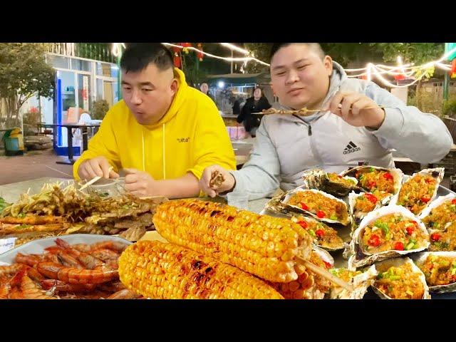 The two brothers went to the barbecue set meal late at night! You can eat 15 kinds of barbecue in a