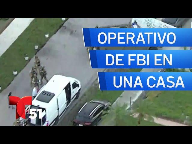 FBI realiza operación con múltiples agentes en una casa de Miami Gardens