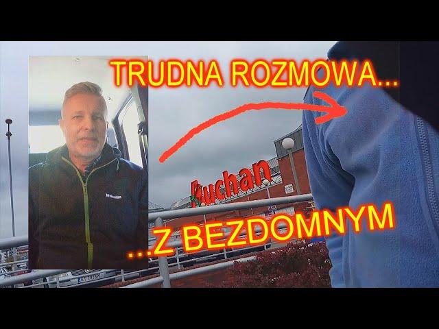 Bezdomny alkoholik żebrze pod Auchan'em, ochroniarz wychodzi z marketu i...