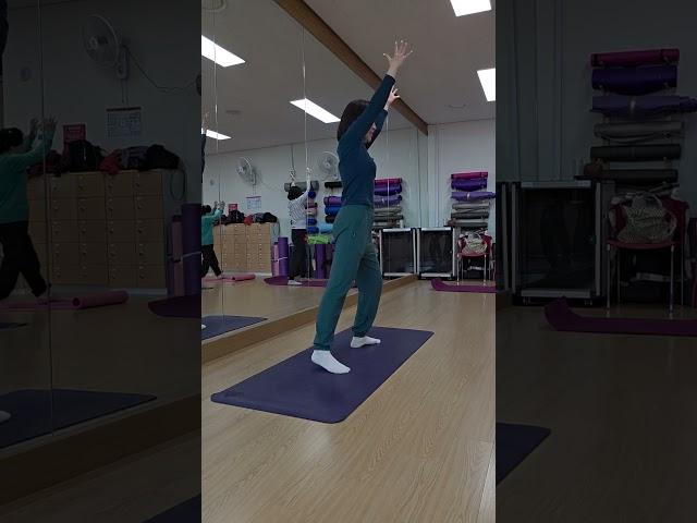 좌우 20회 반복해주세요. #시니어운동 #시니어요가 #실버요가 #시니어유산소