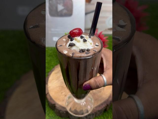 Chocolate cake shake ️️… #shorts #chocolate #chocolatecake #viral #kalpanaskitchen