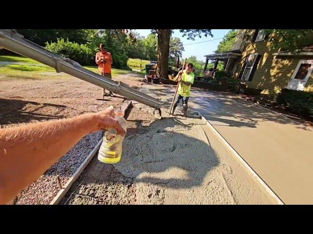 The EASIEST WAY to pour Concrete | BROOM n ZOOM Concrete Driveway