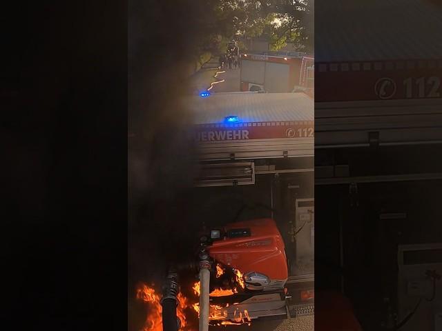 Plötzlich steht die TS in Flammen  #feuerwehr #einsatz TS einer #Werkfeuerwehr fängt Feuer