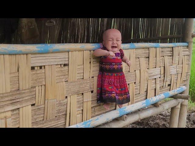 Single mother-weaving bamboo to fence the kitchen