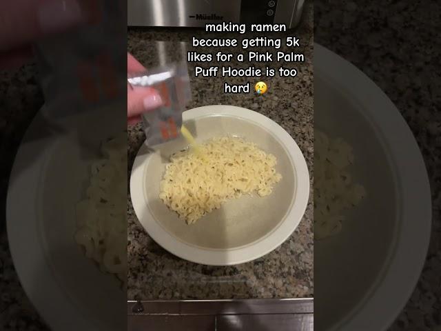 It’s so hard!!! @pinkpalmpuff #ppp #pinkpalmpuffhoodie #5klikes #subscribe #yummy #ramen #yum