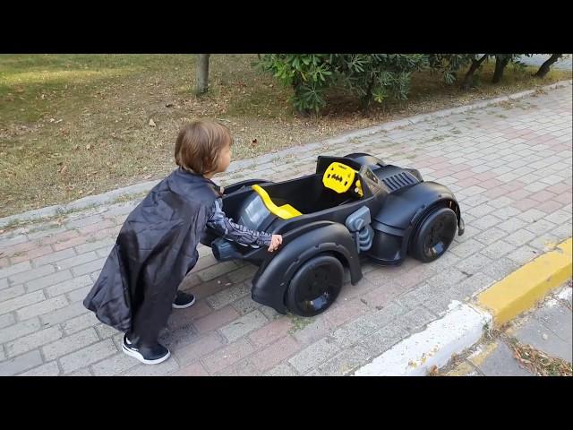 Fatih Selim Batman kostümü giyip Batman Mobile arabasıyla parka gitti.parktaki parkura tırmandı.