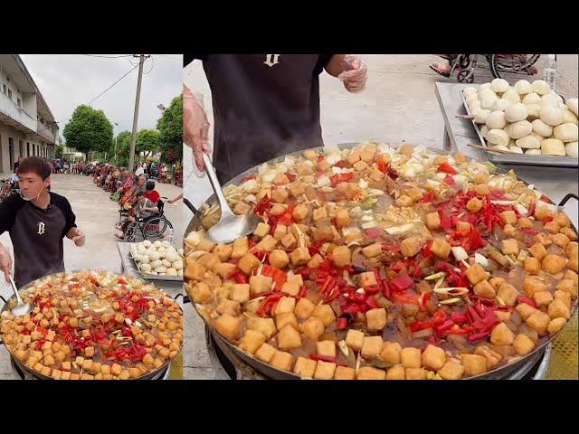 A Chinese Guy Cook Free Meals / Food for the old on the Street in the Countryside