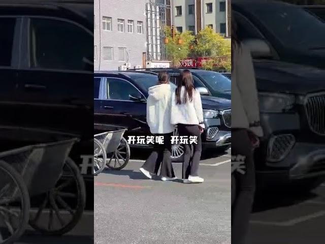 街头挑战和美女闺蜜一起约会，结果两闺蜜先打起来了