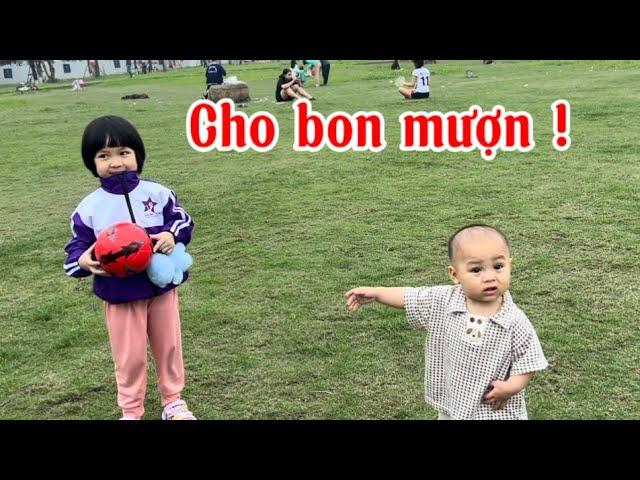 Bon đi chấn bóng tại công viên !