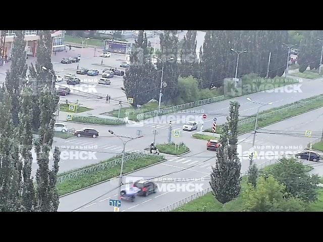 Оба автомобиля влетели в дорожное ограждение. ДТП на перекрестке Каменска-Уральского