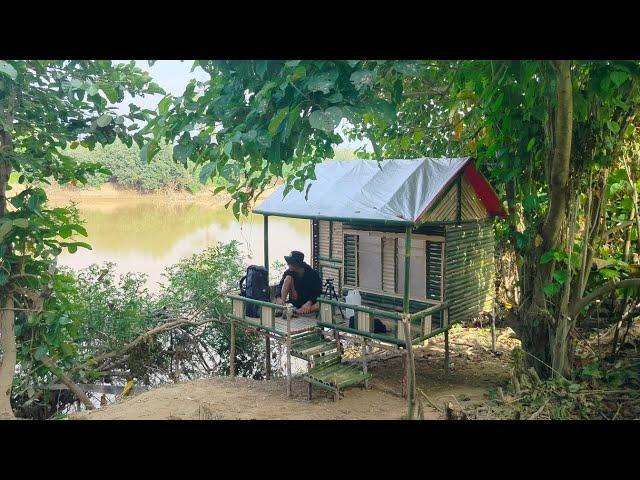 CAMPING Di HUTAN || MEMBANGUN SHELTER DARI BAMBU SEDERHANA DI TEPI SUNGAI