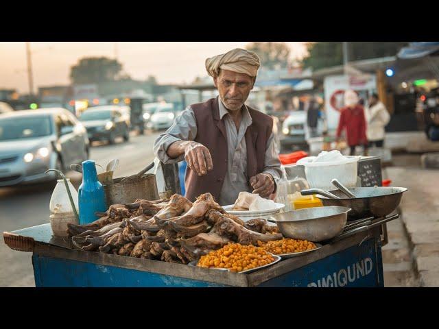 MOST POPULAR CHOLAY AT ROADSIDE | TRENDING DESI BREAKFAST BY TARIQ BHAI | STREET FOOD LAHORE