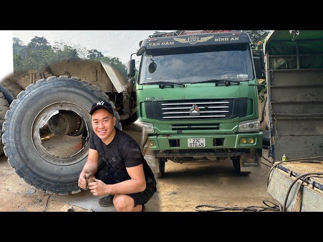 replace broken rim of 3 axle howo 40 ton truck Giang's daily car repair work