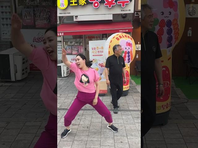 야외에서 아빠한테 탕후루 사달라고 조르기