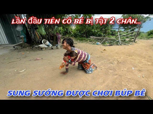 " CẢM XÚC KHÓ TẢ " cô bé bị TẬT BÒ LẾT sung sướng khi lần đầu tiên trong đời được chơi BÚP BÊ../333