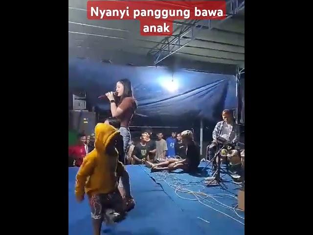 Nyanyi panggung bawa anak