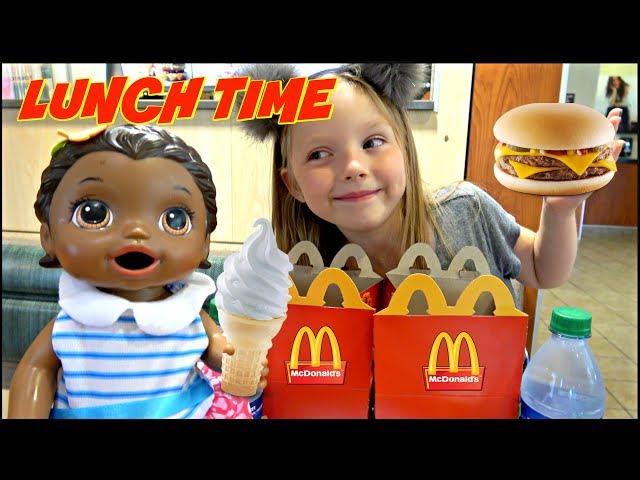 BABY ALIVE goes to McDONALDS! FOOD and FUN! The Lilly and Mommy Show. The TOYTASTIC Sisters