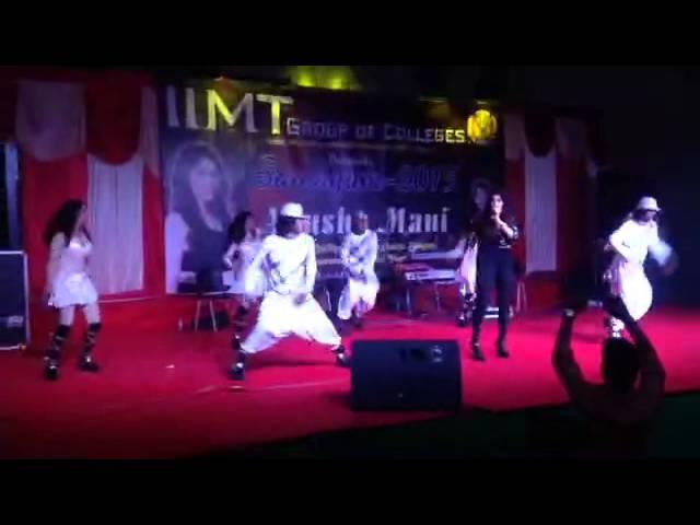 Anusha Mani performing with MDS CRYSTAL DANCE CREW