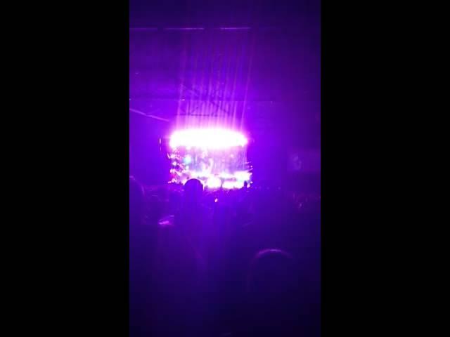 Kelly Clarkson-crowd sing a long