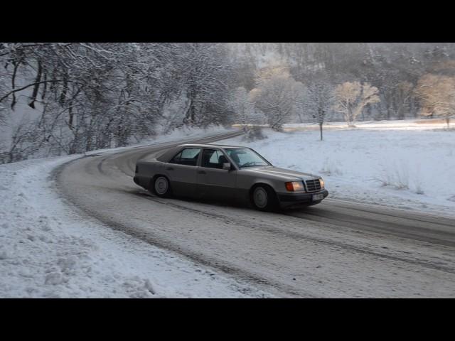 Mercedes W124 300d snow drift