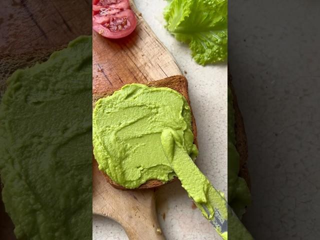 Green Hummus Recipe: Chickpeas, Rucola (arugula), Lemon, Coconut oil, Garlic powder & salt.