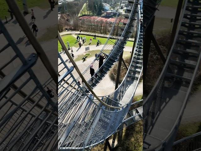 Tiger and Turtle ist ein begehbares Kunstwerk in Duisburg, das wie eine Achterbahn aussieht.