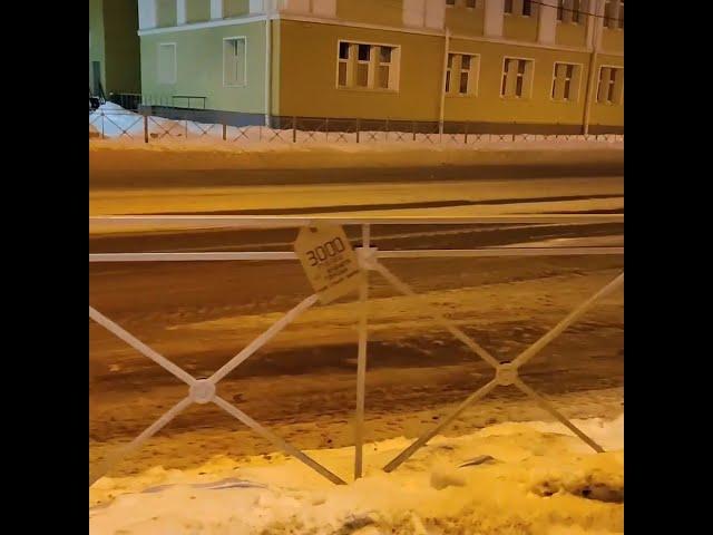 На заборах в Архангельске появились ценники | 29.RU
