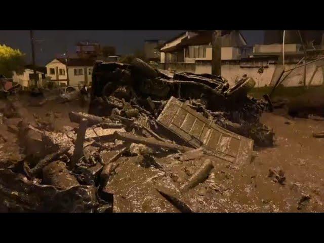 Volcano landslides bury homes, cars in Quito, Ecuador  January 31 2022 Aluvión intensas lluvias