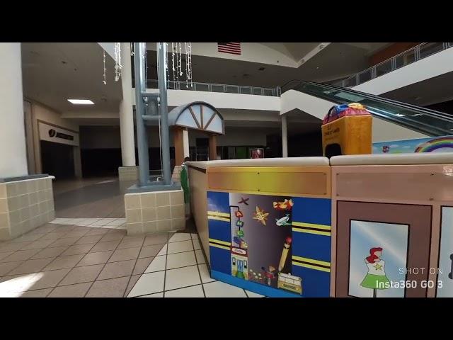 DEAD MALL VIDEO!!! Crossroads Mall (A NAMDAR DISGRACE).  Waterloo IA