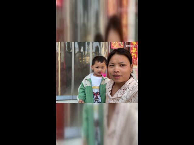 The Lao wife took her child to participate in the kindergarten activities  and the scene was so noi
