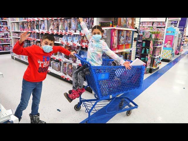 Heidi and Zidane buy toys at a toy store | Children learn to save