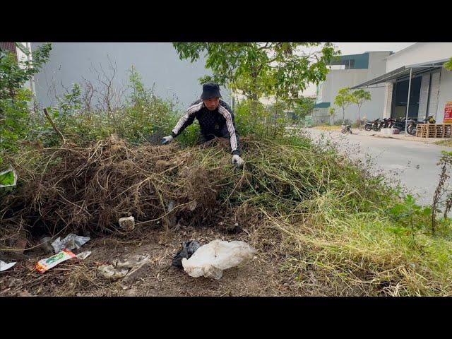 People were indifferent when they saw us cleaning this polluted sidewalk for free